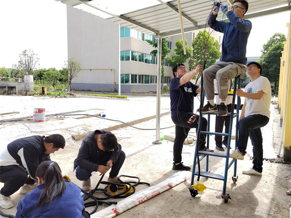 修建車(chē)棚解难题 新(xīn)人支援效率高3采用(yòng).jpg